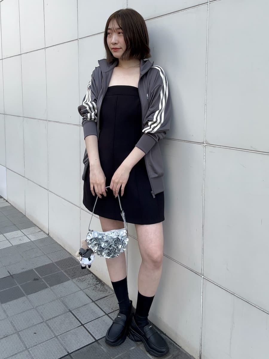 ブラック系のワンピース、シルバー系のハンドバッグ、ブラック系のローファーを着用したレディースの冬コーディネートの2枚目の写真