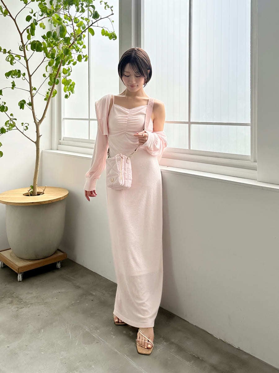 その他のサンダル、ピンク系のショルダーバッグ、ピンク系のワンピースを着用したレディースの春コーディネートの3枚目の写真
