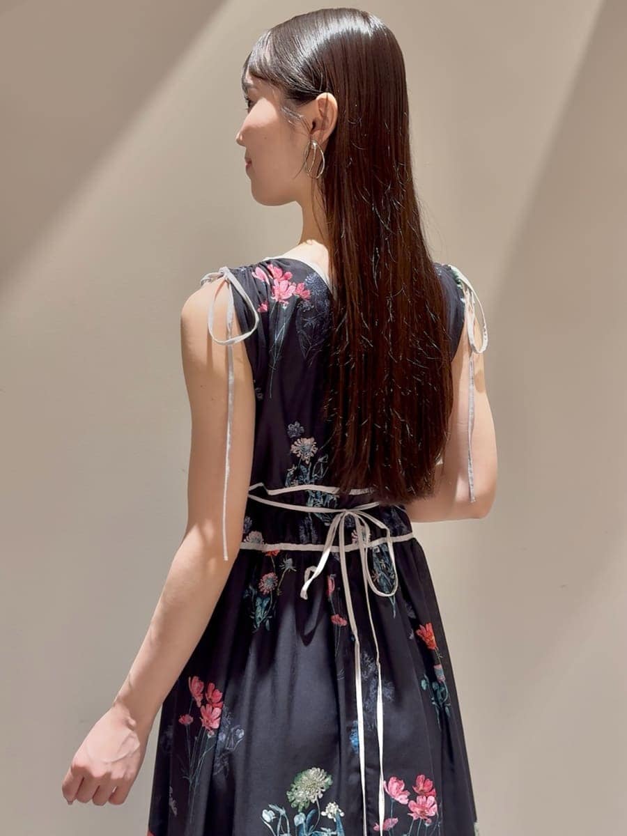 ブルー系のワンピース、ホワイト系のパンプス、ホワイト系のショルダーバッグを着用したレディースの夏コーディネートの5枚目の写真