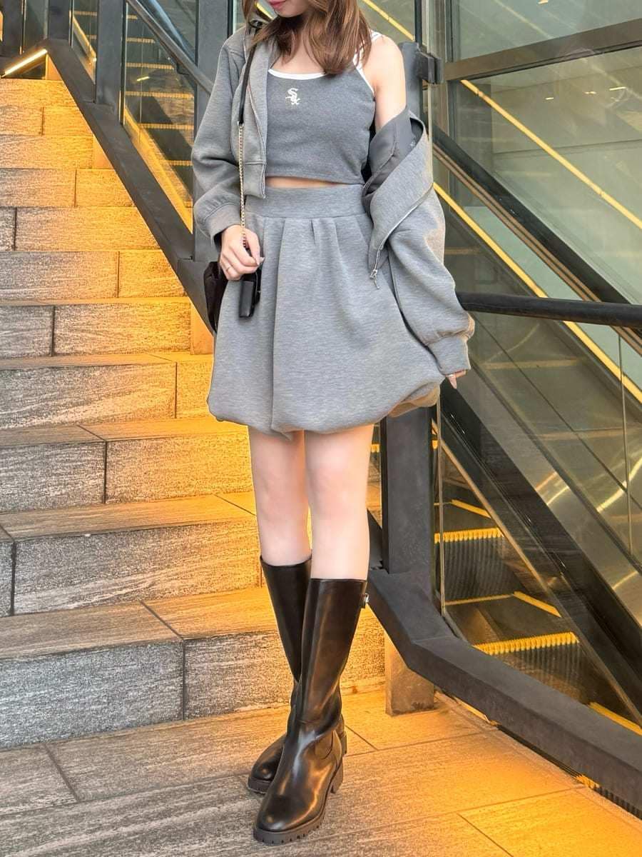 グレー系のワンピース、グレー系のキャミソール、ブラック系のショルダーバッグを着用したレディースの春コーディネートの2枚目の写真