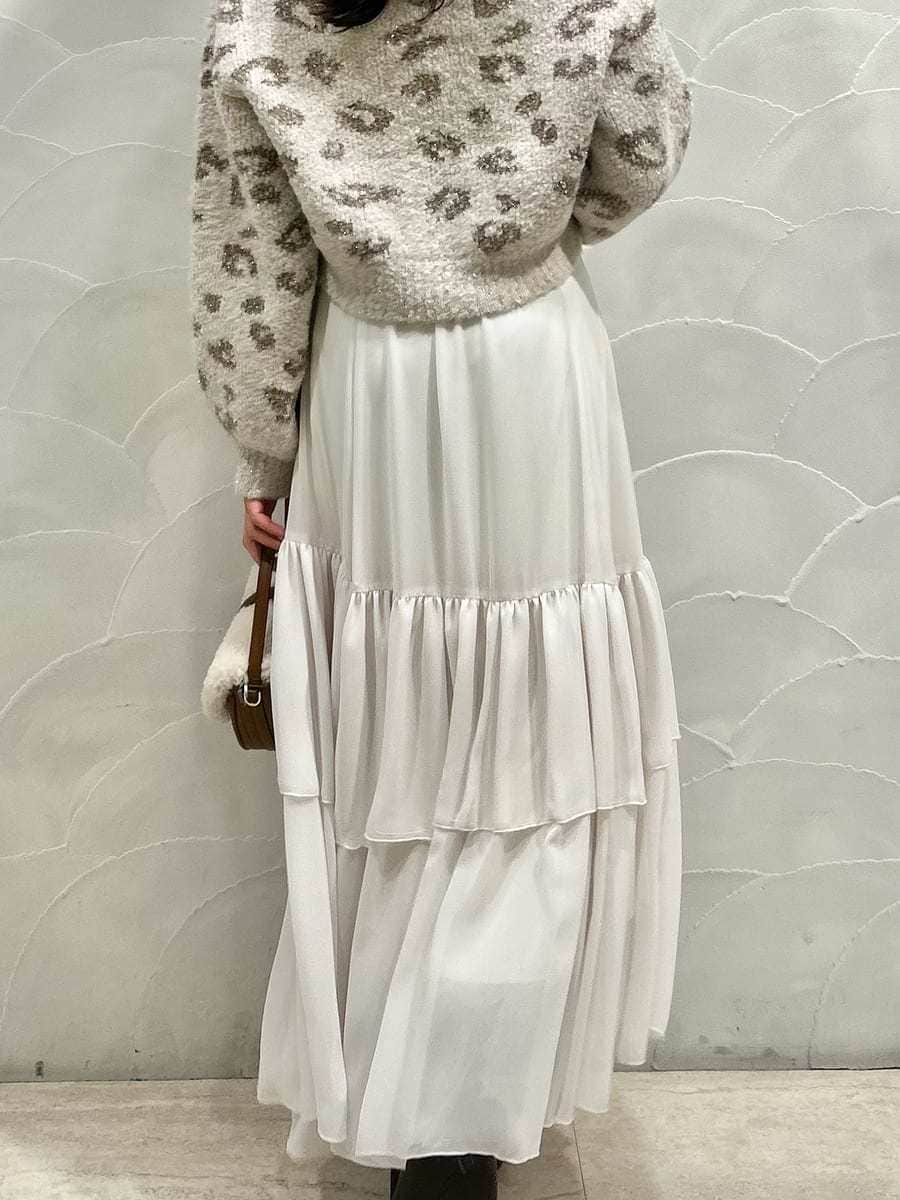 レッド系のブーツ、イエロー系のハンドバッグ、ホワイト系のスカートを着用したレディースの秋コーディネートの4枚目の写真