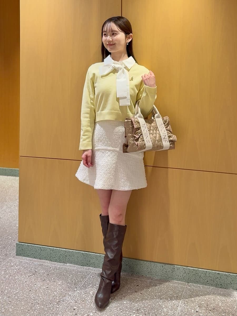 ホワイト系のシャツ/ブラウス、ベージュ系のハンドバッグ、ホワイト系のスカートを着用したレディースの冬コーディネートの2枚目の写真