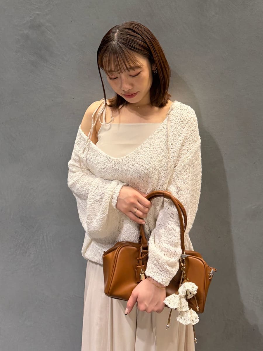 ホワイト系のワンピース、イエロー系のボストンバッグを着用したレディースの冬コーディネートの6枚目の写真