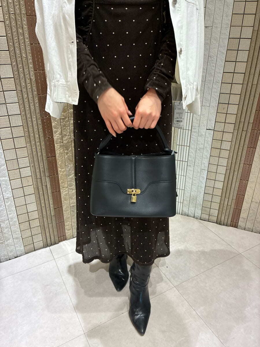 ブラック系のブーツ、ホワイト系のブルゾン、その他のワンピースを着用したレディースの冬コーディネートの6枚目の写真