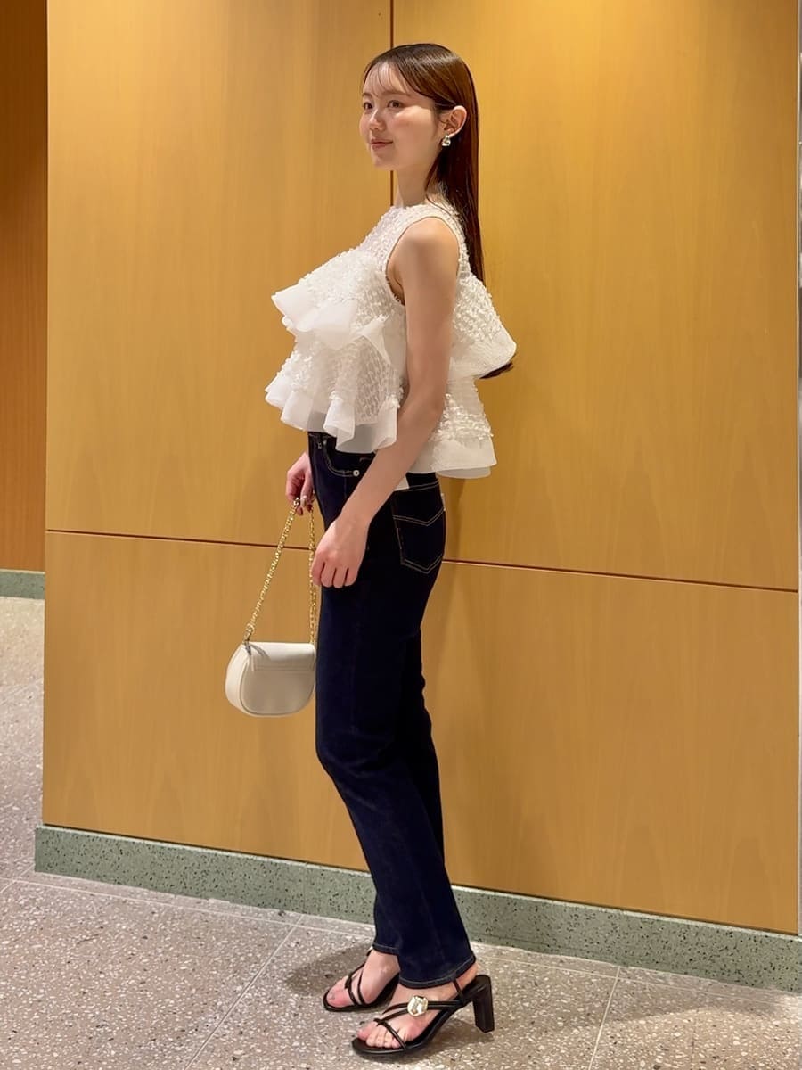 ブルー系のその他パンツ、ホワイト系のシャツ/ブラウス、ホワイト系のショルダーバッグを着用したレディースの春コーディネートの2枚目の写真