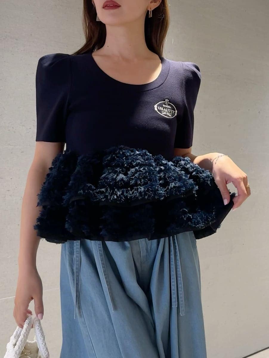 ブルー系のその他パンツ、ブルー系のニット/セーター、ホワイト系のショルダーバッグを着用したレディースの春コーディネートの6枚目の写真