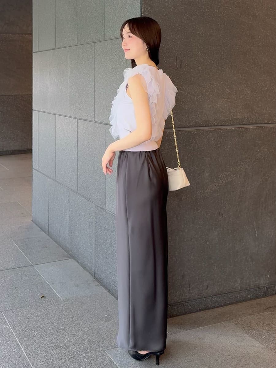 グレー系のスカート、パープル系のニット/セーター、ブラック系のサンダルを着用したレディースの夏コーディネートの3枚目の写真