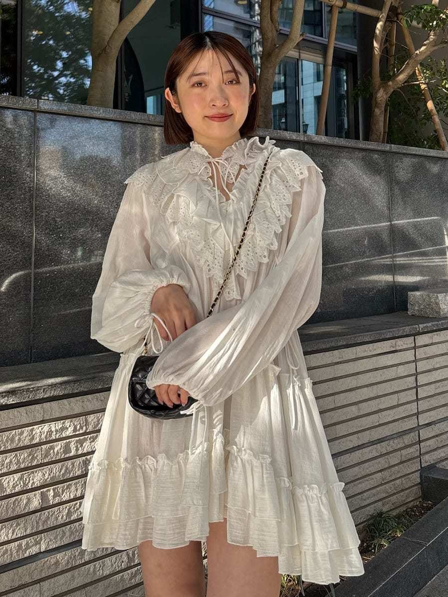 ブルー系のブルゾン、ホワイト系のその他トップスを着用したレディースの冬コーディネートの6枚目の写真