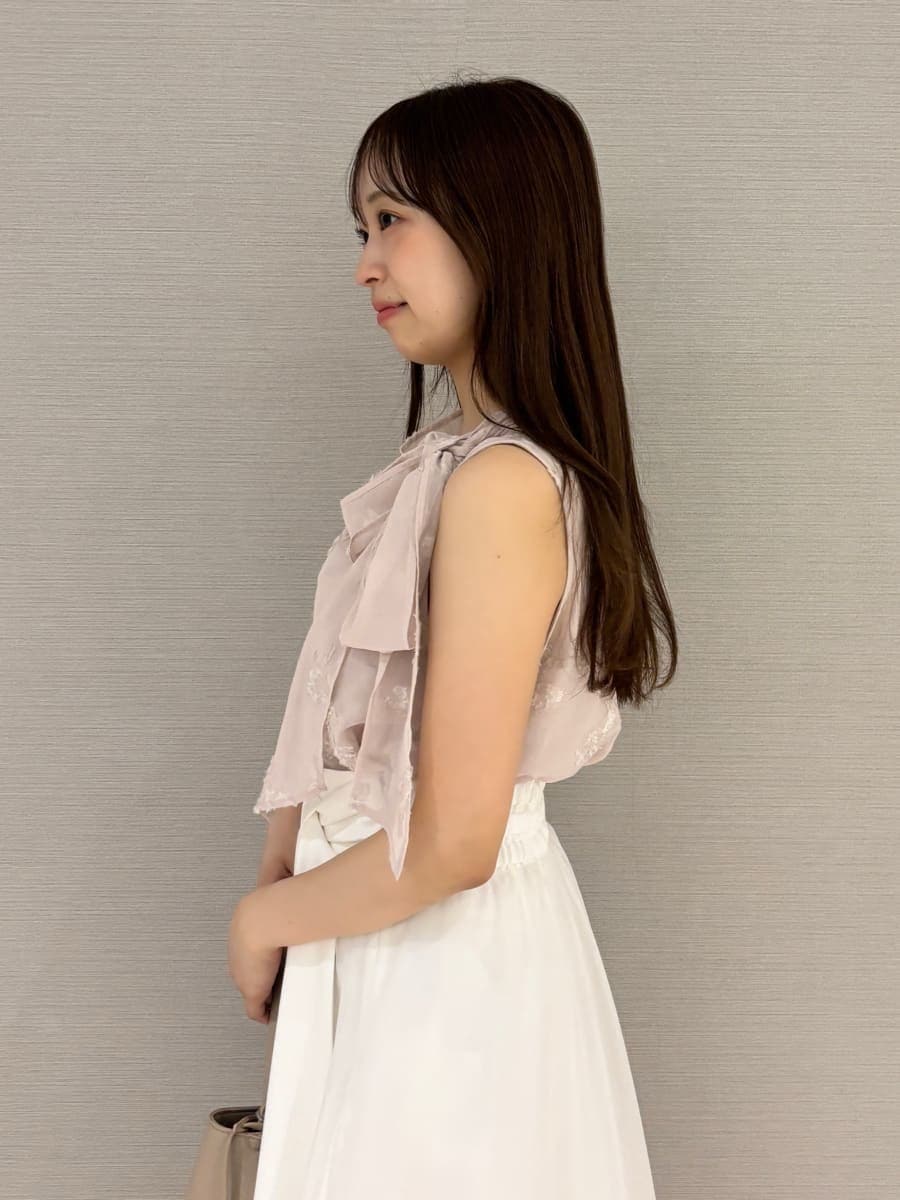 ベージュ系のハンドバッグ、ホワイト系のスカート、その他のサンダルを着用したレディースの夏コーディネートの5枚目の写真