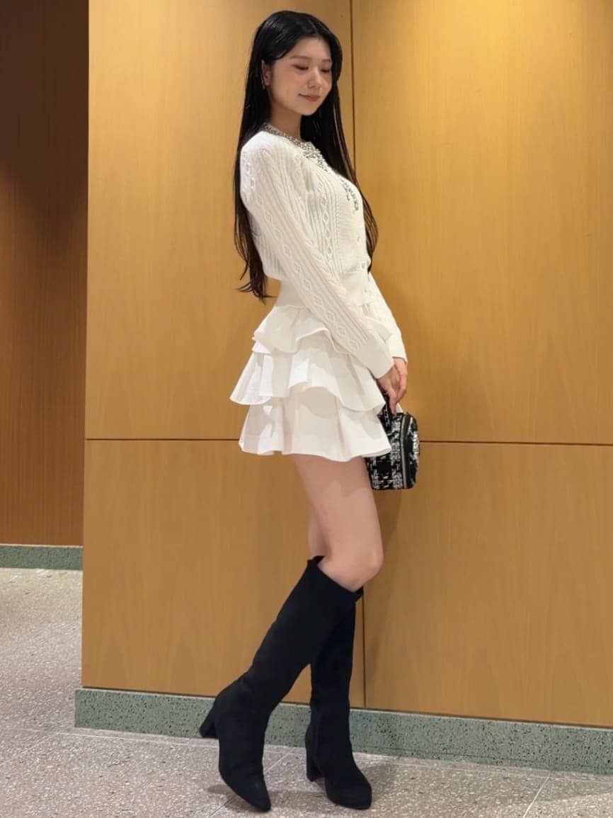 ホワイト系のその他パンツ、ホワイト系のニット/セーター、その他のブーツを着用したレディースの秋コーディネートの3枚目の写真
