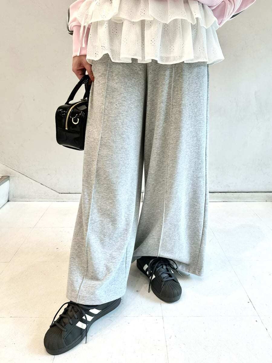 グレー系のその他パンツ、ブラック系のボストンバッグ、ホワイト系のチャームを着用したレディースの秋コーディネートの5枚目の写真