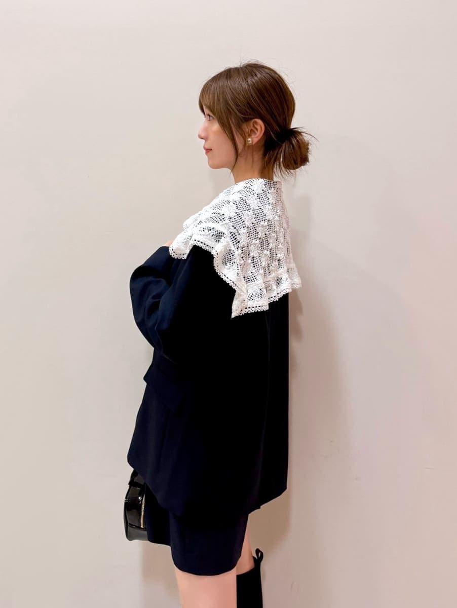 ブルー系のテーラードジャケット、ブルー系のその他パンツ、ホワイト系のニット/セーターを着用したレディースの秋コーディネートの3枚目の写真