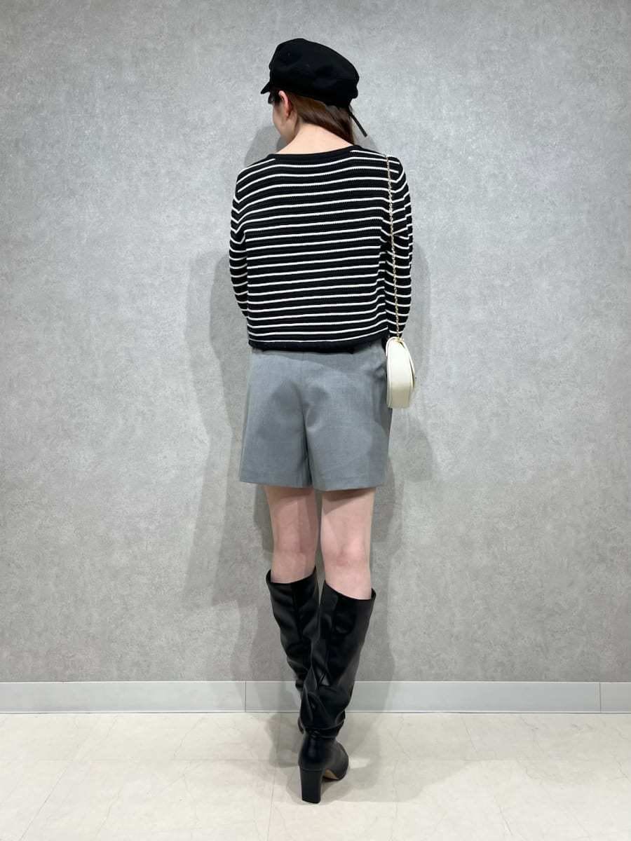 ブラック系のブーツ、その他のノーカラージャケット、ホワイト系のショルダーバッグを着用したレディースの冬コーディネートの3枚目の写真