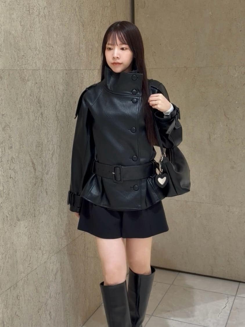 ブラック系のブルゾン、ブラック系のその他パンツ、その他のニット/セーターを着用したレディースの秋コーディネートの3枚目の写真