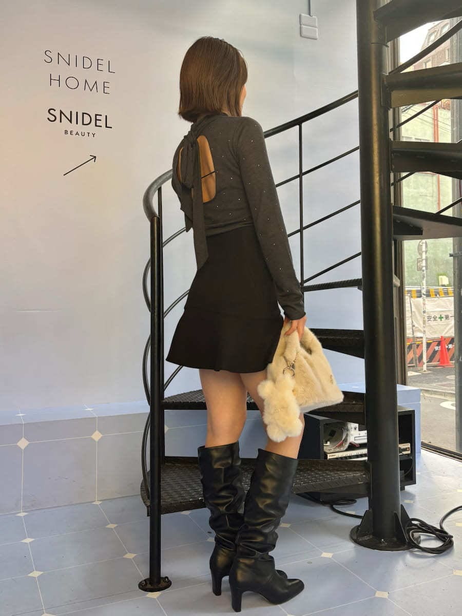グレー系のダウンジャケット/コート、ブラック系のその他パンツ、グレー系のニット/セーターを着用したレディースの冬コーディネートの4枚目の写真