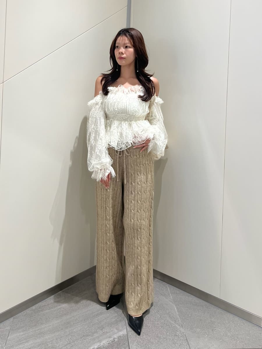 ブラウン系のその他パンツ、ホワイト系のシャツ/ブラウス、ブラウン系のパーカーを着用したレディースの秋コーディネートの6枚目の写真