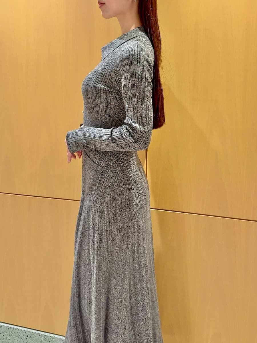 ホワイト系のチェスターコート、その他のワンピース、ブラック系のハンドバッグを着用したレディースの秋コーディネートの7枚目の写真