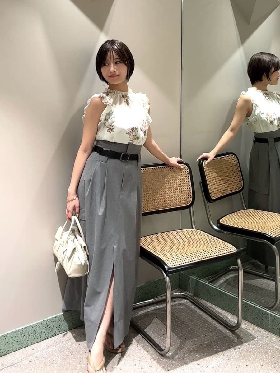 グレー系のスカート、グリーン系のシャツ/ブラウス、ホワイト系のボストンバッグを着用したレディースの夏コーディネートの5枚目の写真