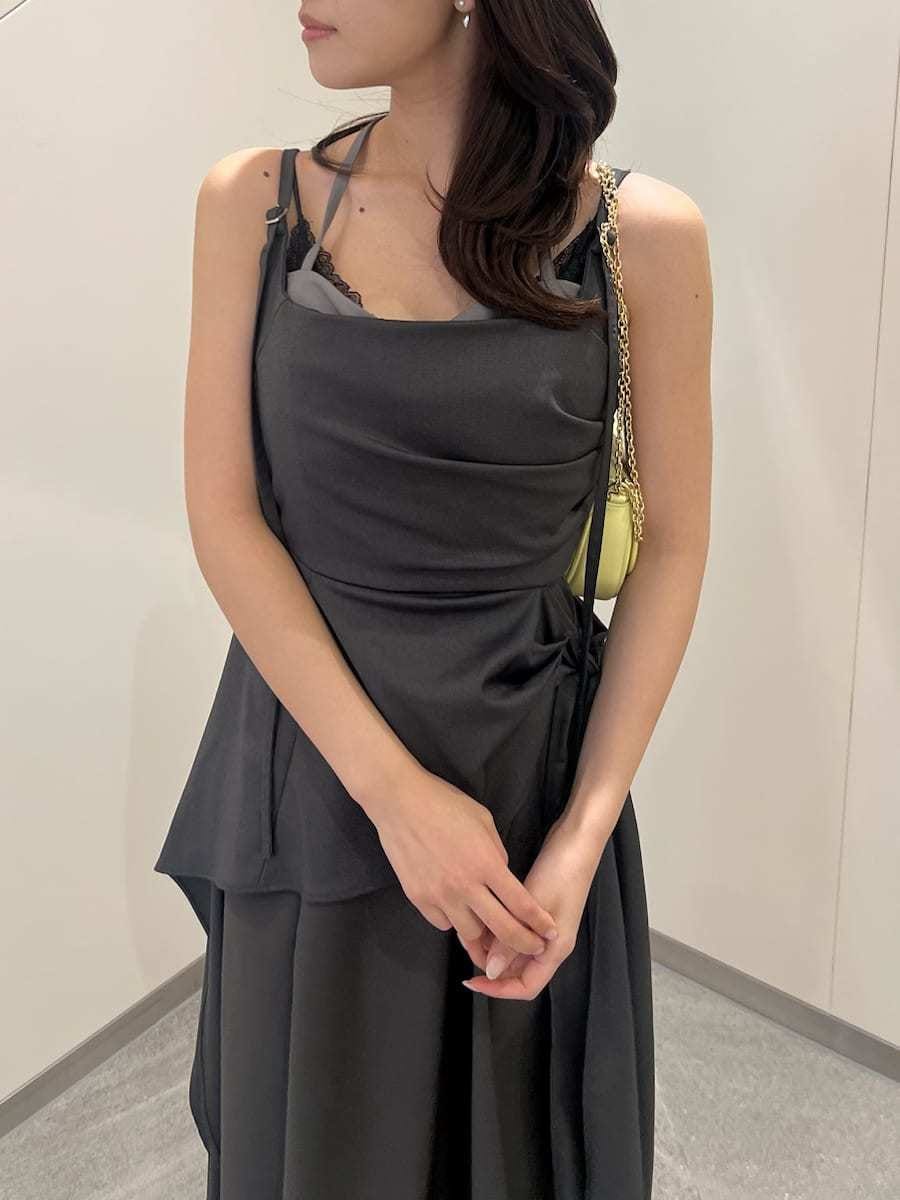 グレー系のワンピース、イエロー系のショルダーバッグを着用したレディースの春コーディネートの5枚目の写真