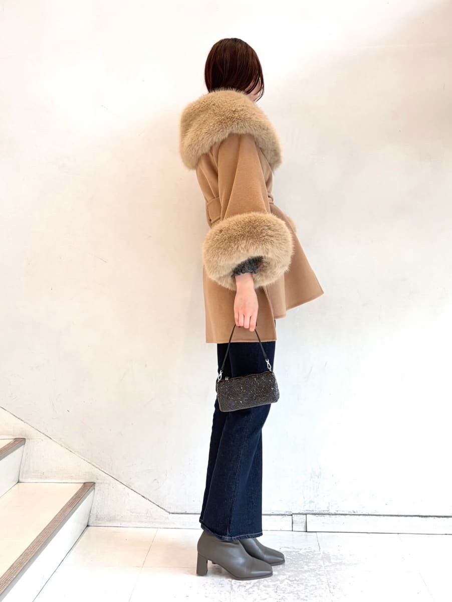 ブルー系のその他パンツ、グレー系のニット/セーターを着用したレディースの冬コーディネートの7枚目の写真