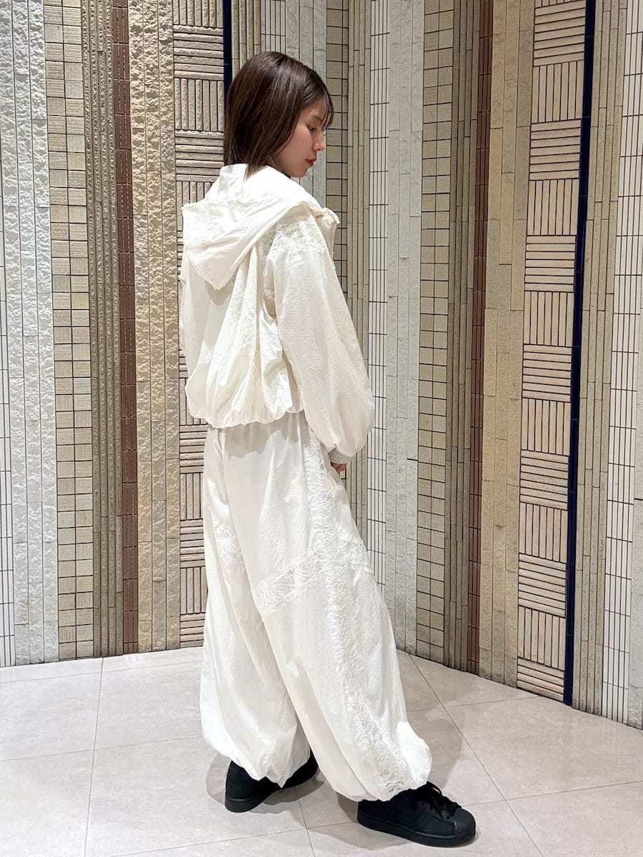 ホワイト系のブルゾン、ホワイト系のその他パンツ、その他のTシャツ/カットソーを着用したレディースの春コーディネートの3枚目の写真