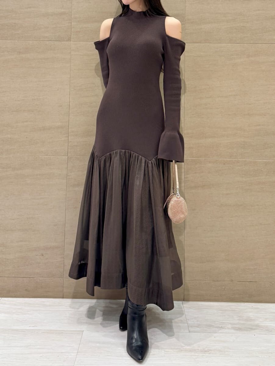 ブラック系のブーツ、ブラウン系のワンピースを着用したレディースの秋コーディネートの2枚目の写真