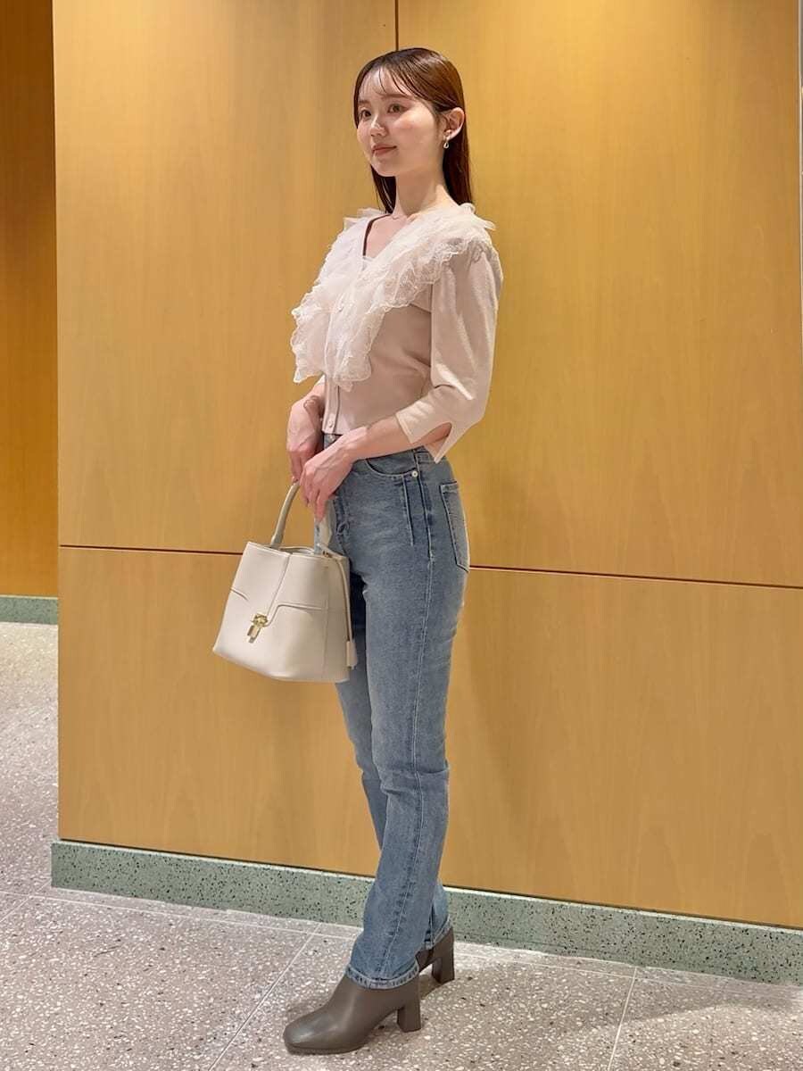 ブルー系のその他パンツ、ベージュ系のピーコート、ピンク系のニット/セーターを着用したレディースの冬コーディネートの4枚目の写真