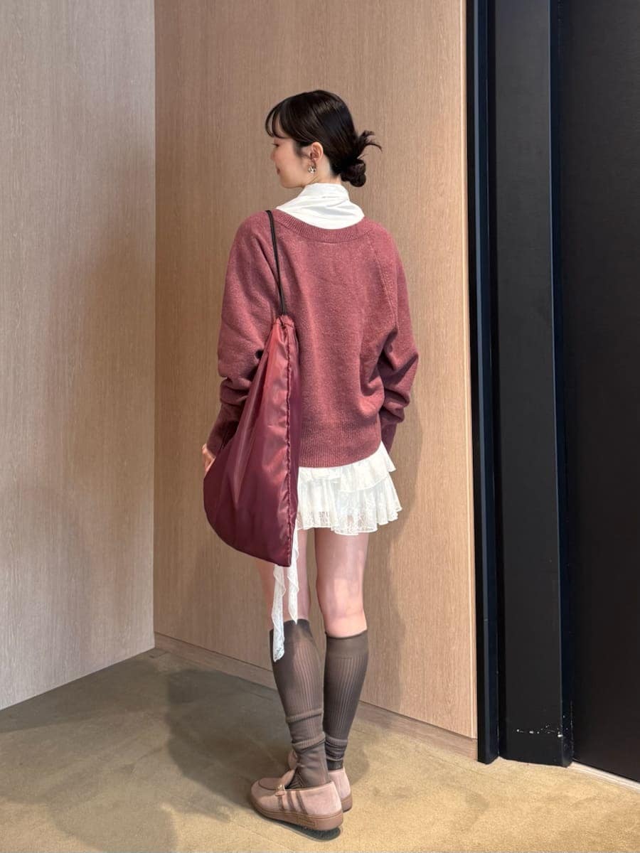 ホワイト系のその他パンツ、ホワイト系のシャツ/ブラウスを着用したレディースの秋コーディネートの3枚目の写真