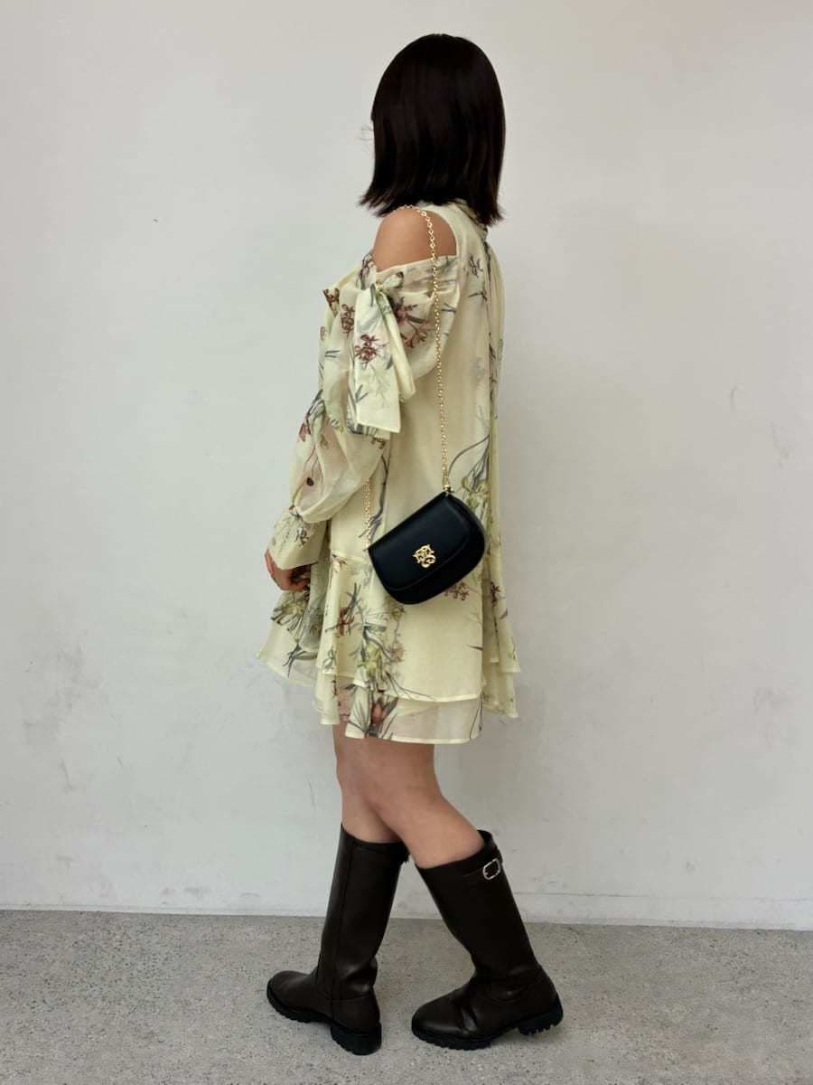 ブラウン系のブルゾン、イエロー系のワンピース、ブラック系のショルダーバッグを着用したレディースの冬コーディネートの3枚目の写真