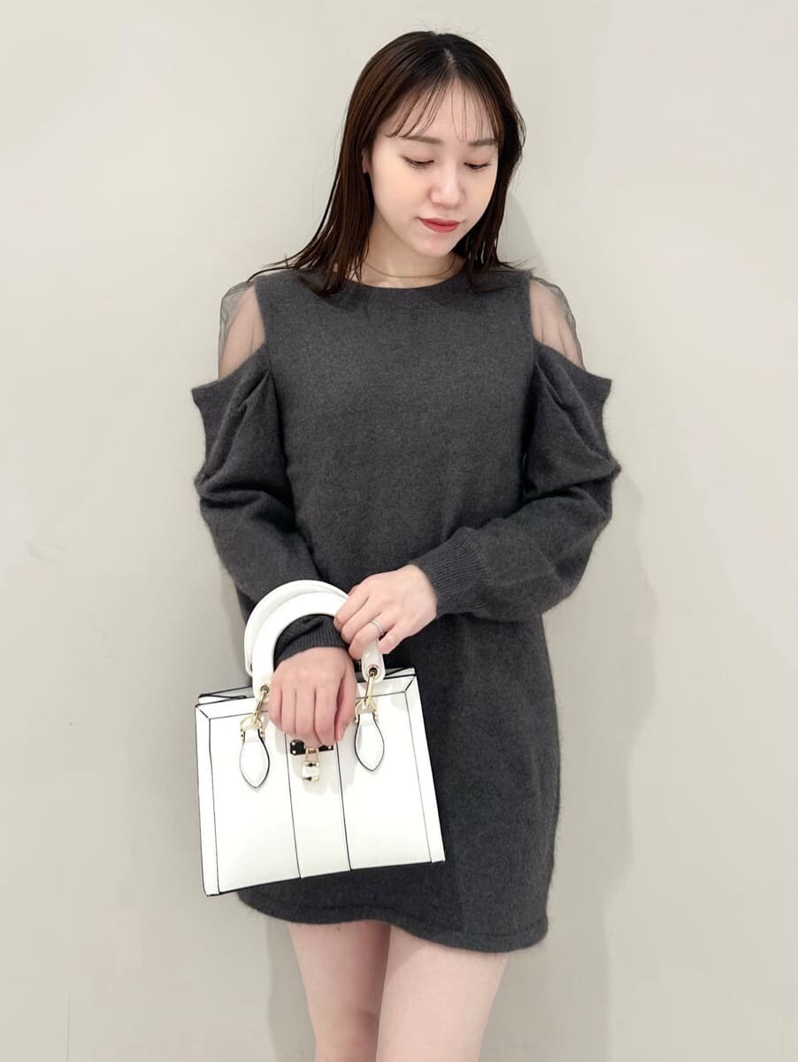 ブラウン系のワンピース、ホワイト系のハンドバッグを着用したレディースの秋コーディネートの2枚目の写真