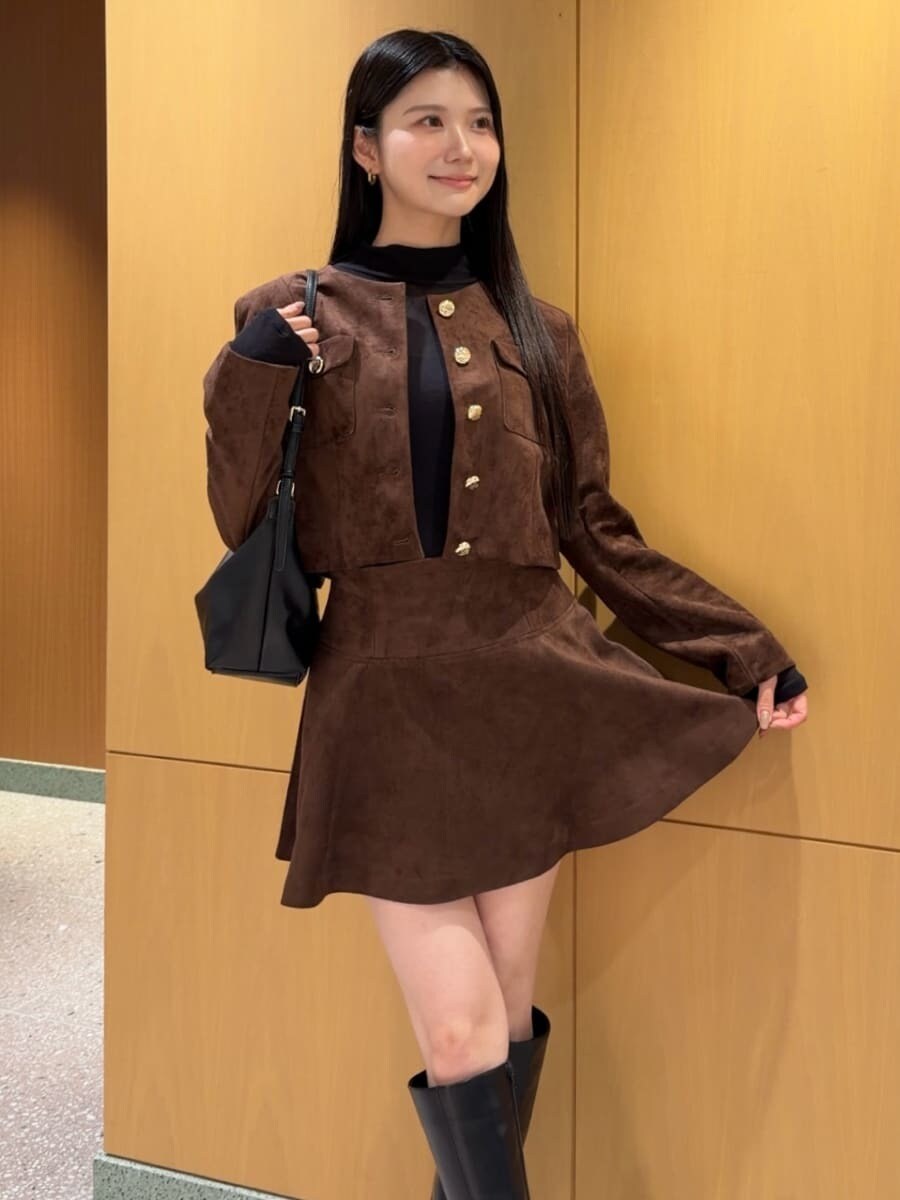 ブラウン系のノーカラージャケット、ブラウン系のその他パンツ、ブラック系のブーツを着用したレディースの秋コーディネートの4枚目の写真