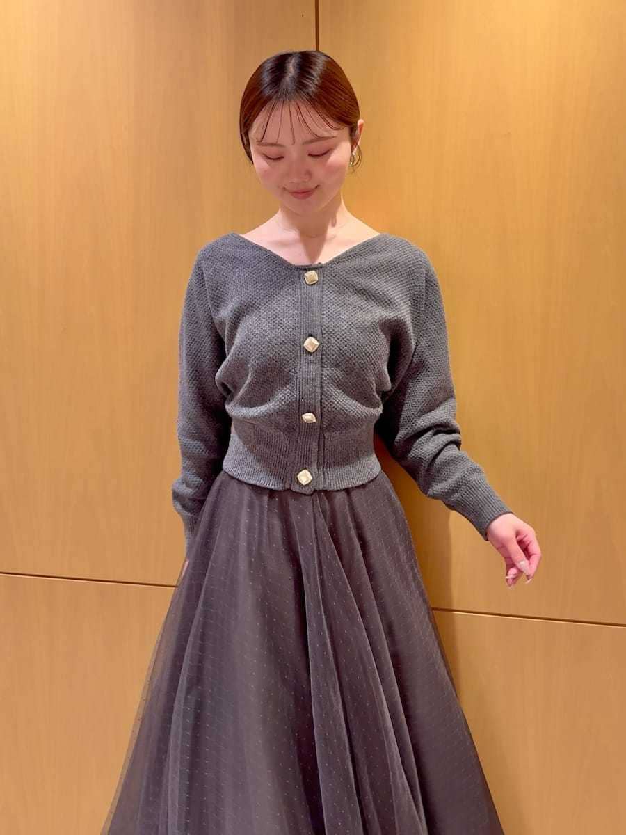 ブラック系のブーツ、グレー系のワンピース、ブラック系のハンドバッグを着用したレディースの冬コーディネートの5枚目の写真