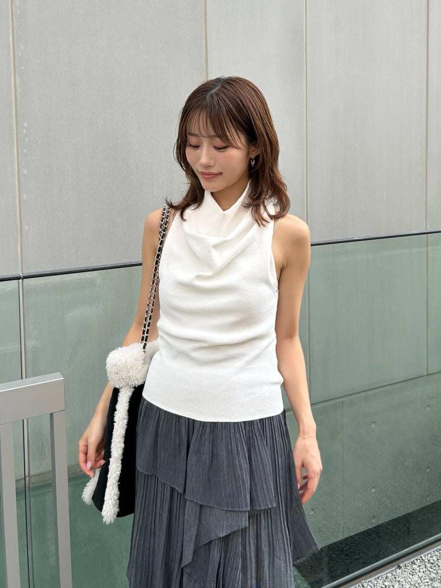 ホワイト系のニット/セーター、その他のスカート、ブラック系のブーツを着用したレディースの秋コーディネートの7枚目の写真