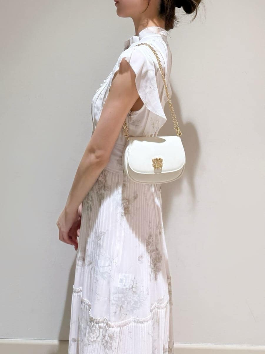 ホワイト系のテーラードジャケット、ピンク系のワンピース、ホワイト系のショルダーバッグを着用したレディースの春コーディネートの4枚目の写真