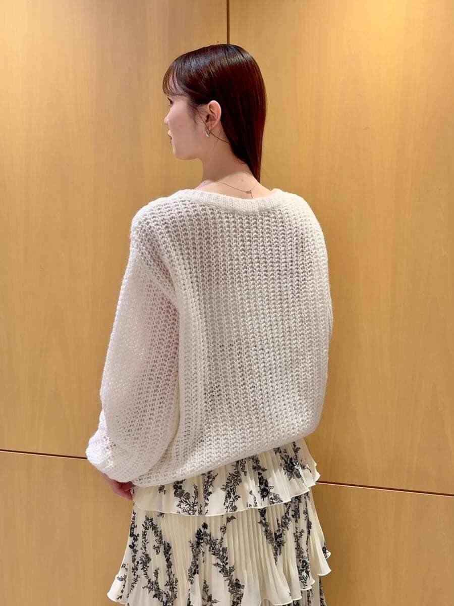 ホワイト系のニット/セーター、ブラウン系のハンドバッグ、イエロー系のスカートを着用したレディースの冬コーディネートの4枚目の写真