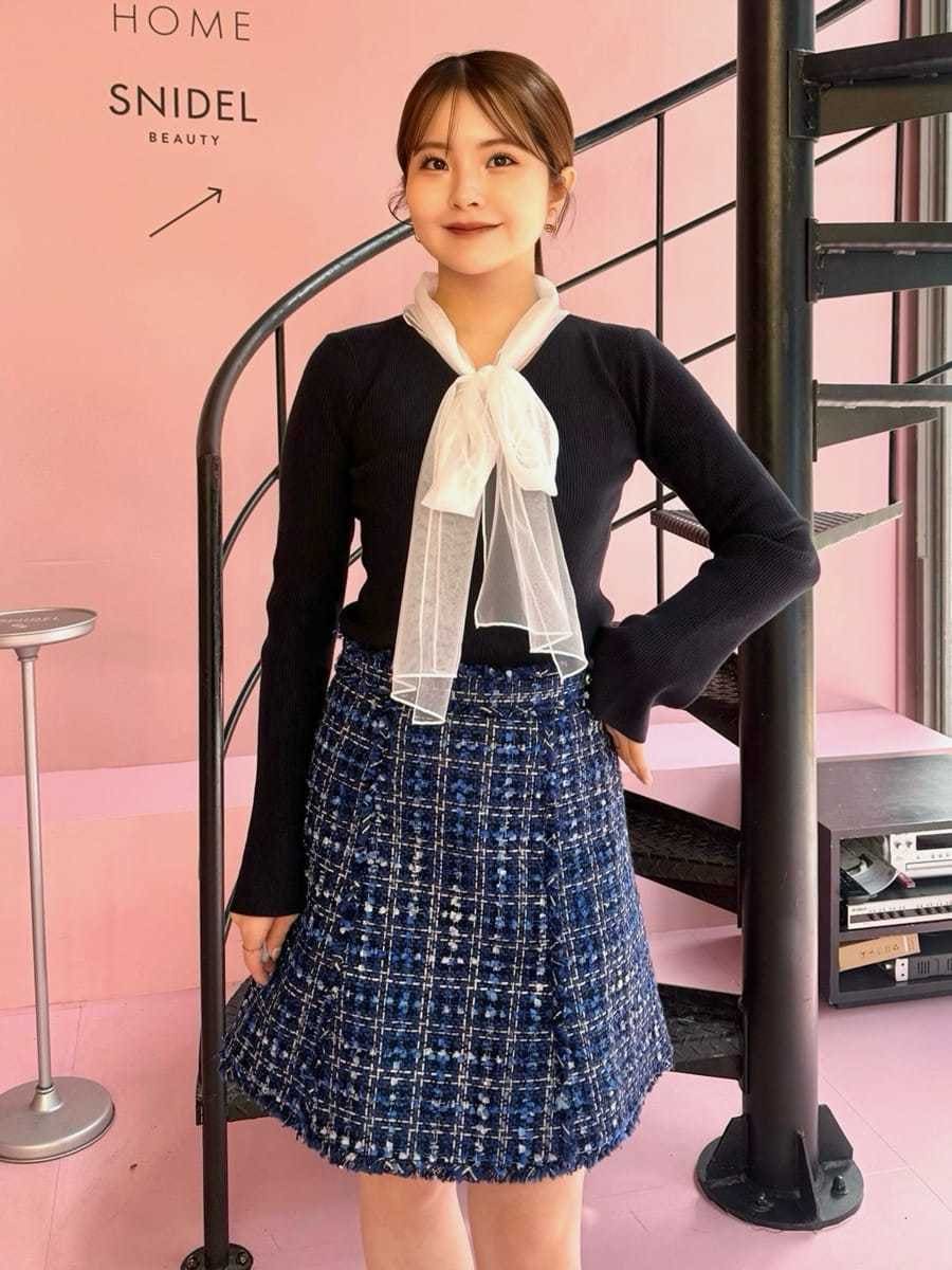 ブルー系のニット/セーター、ブルー系のその他アウター、ブルー系のスカートを着用したレディースの秋コーディネートの6枚目の写真