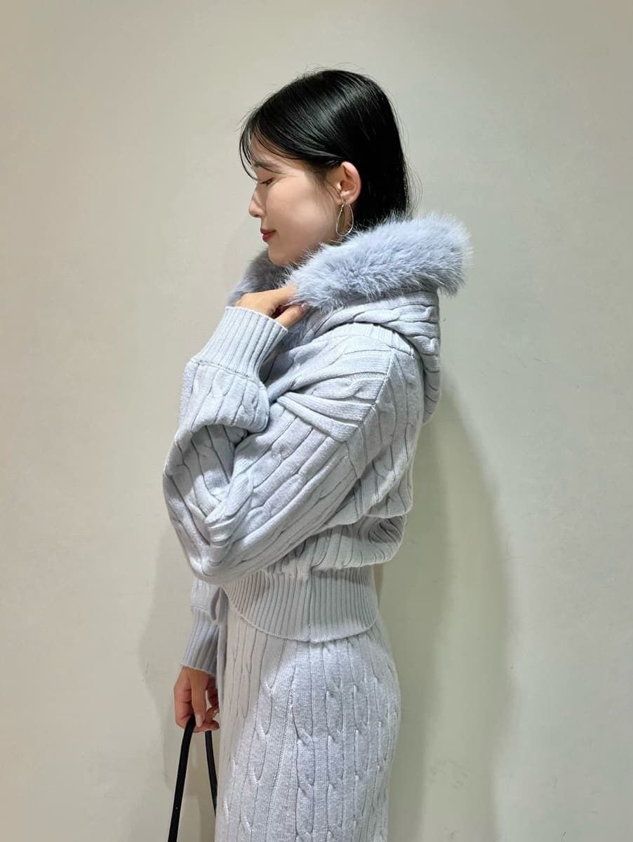 ブルー系のその他パンツ、ブルー系のパーカー、ブラック系のショルダーバッグを着用したレディースの秋コーディネートの4枚目の写真