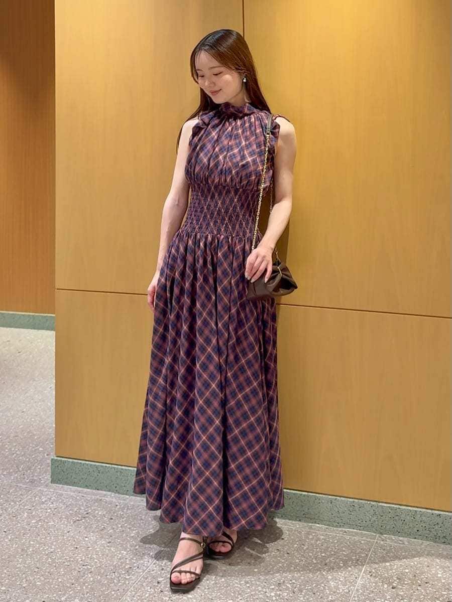 ブラウン系のサンダルを着用したレディースの夏コーディネートの2枚目の写真