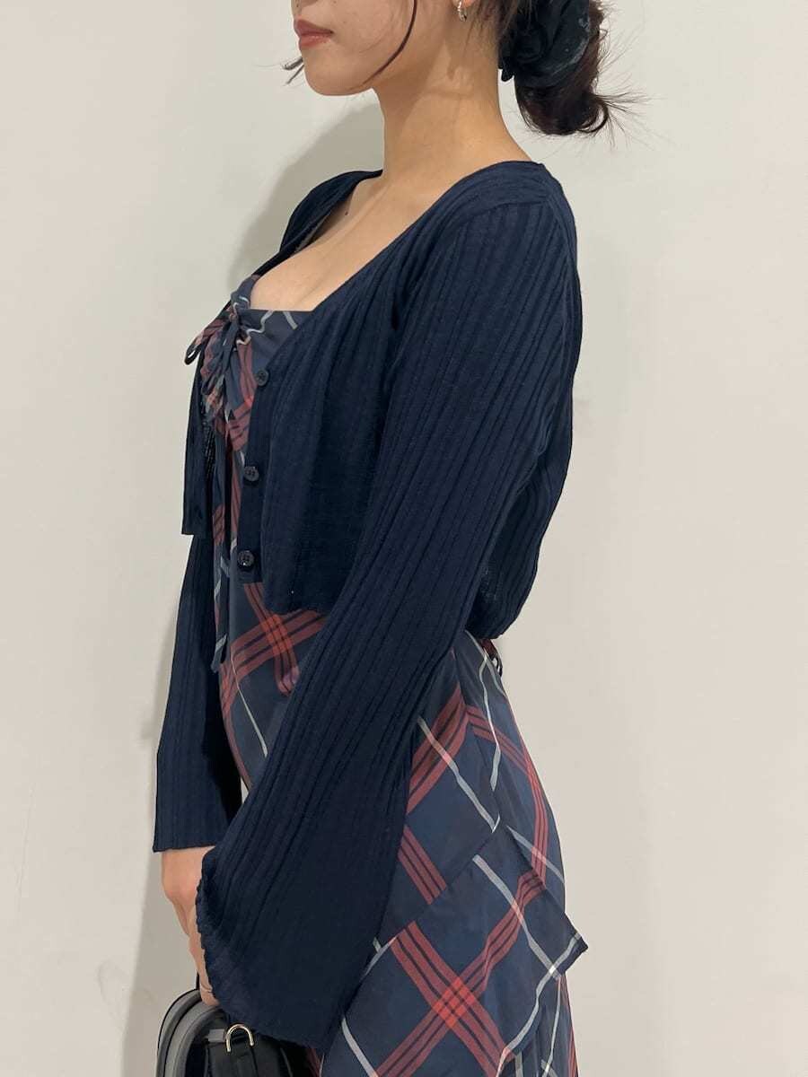 ブルー系のワンピース、ブルー系のカーディガン/ボレロ、ブラック系のブーツを着用したレディースの夏コーディネートの5枚目の写真