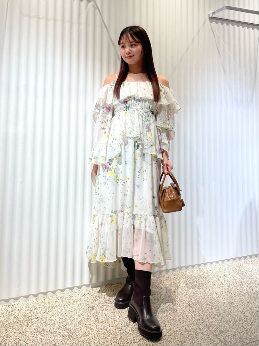 その他のワンピース、イエロー系のボストンバッグを着用したレディースの秋コーディネートの2枚目の写真