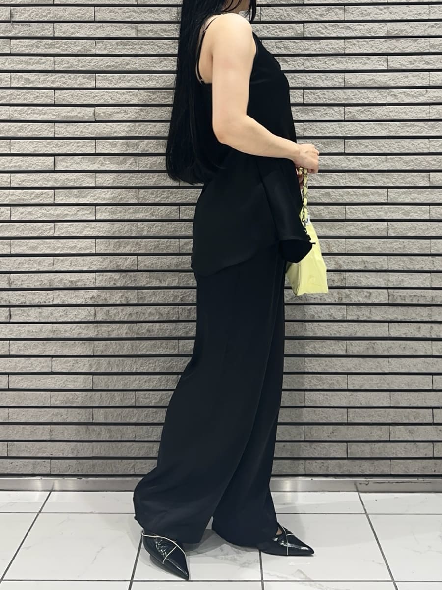 ブラック系のパンプス、ブラック系のつなぎ/オールインワン、イエロー系のカーディガン/ボレロを着用したレディースの夏コーディネートの5枚目の写真
