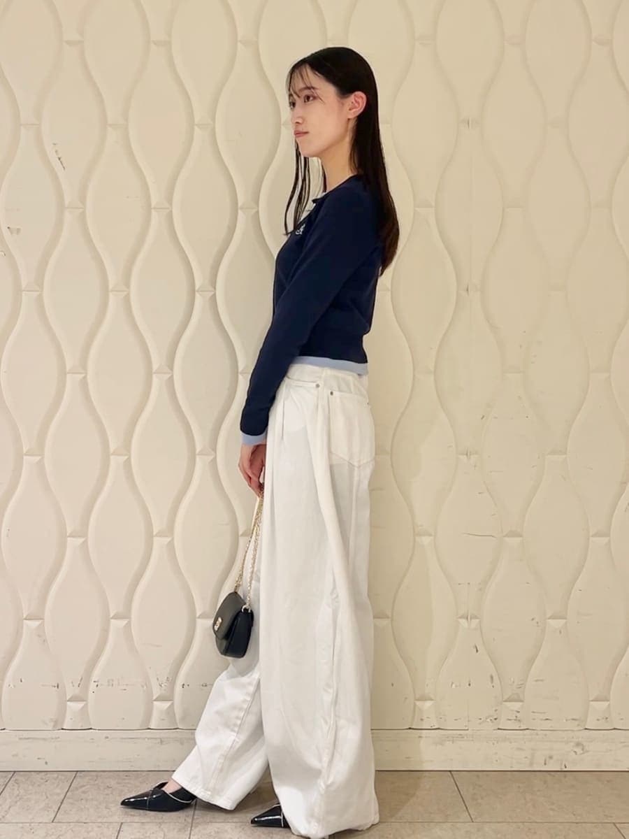 ブルー系のカーディガン/ボレロ、ブラック系のパンプス、ブラック系のショルダーバッグを着用したレディースの冬コーディネートの2枚目の写真