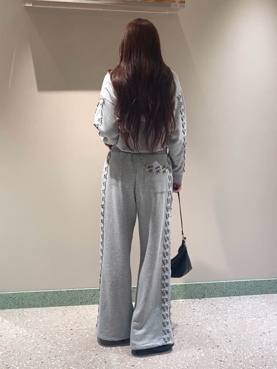グレー系のその他パンツ、グレー系のパーカー、ブラック系のサンダルを着用したレディースの秋コーディネートの3枚目の写真