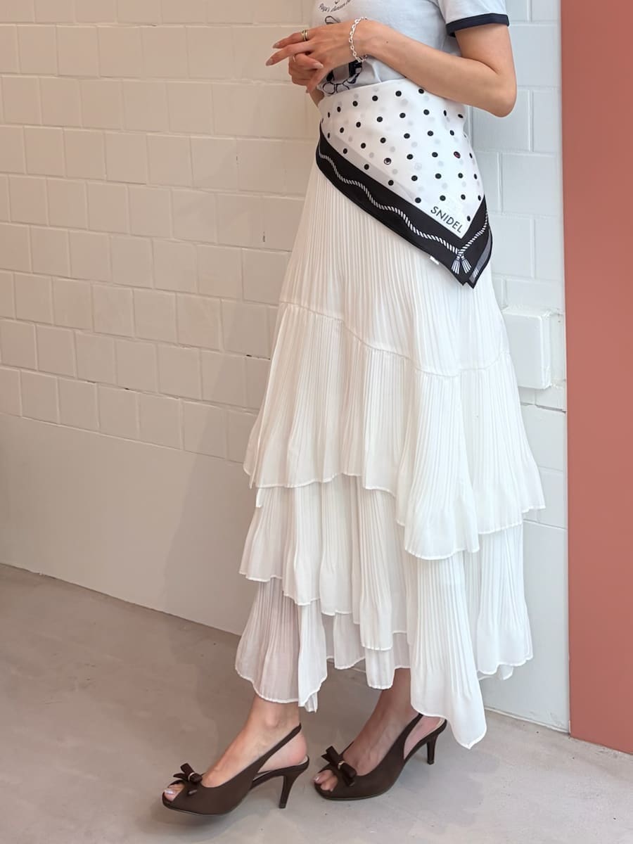 ホワイト系のスカート、ブルー系のTシャツ/カットソー、その他のバンダナ/スカーフを着用したレディースの夏コーディネートの5枚目の写真