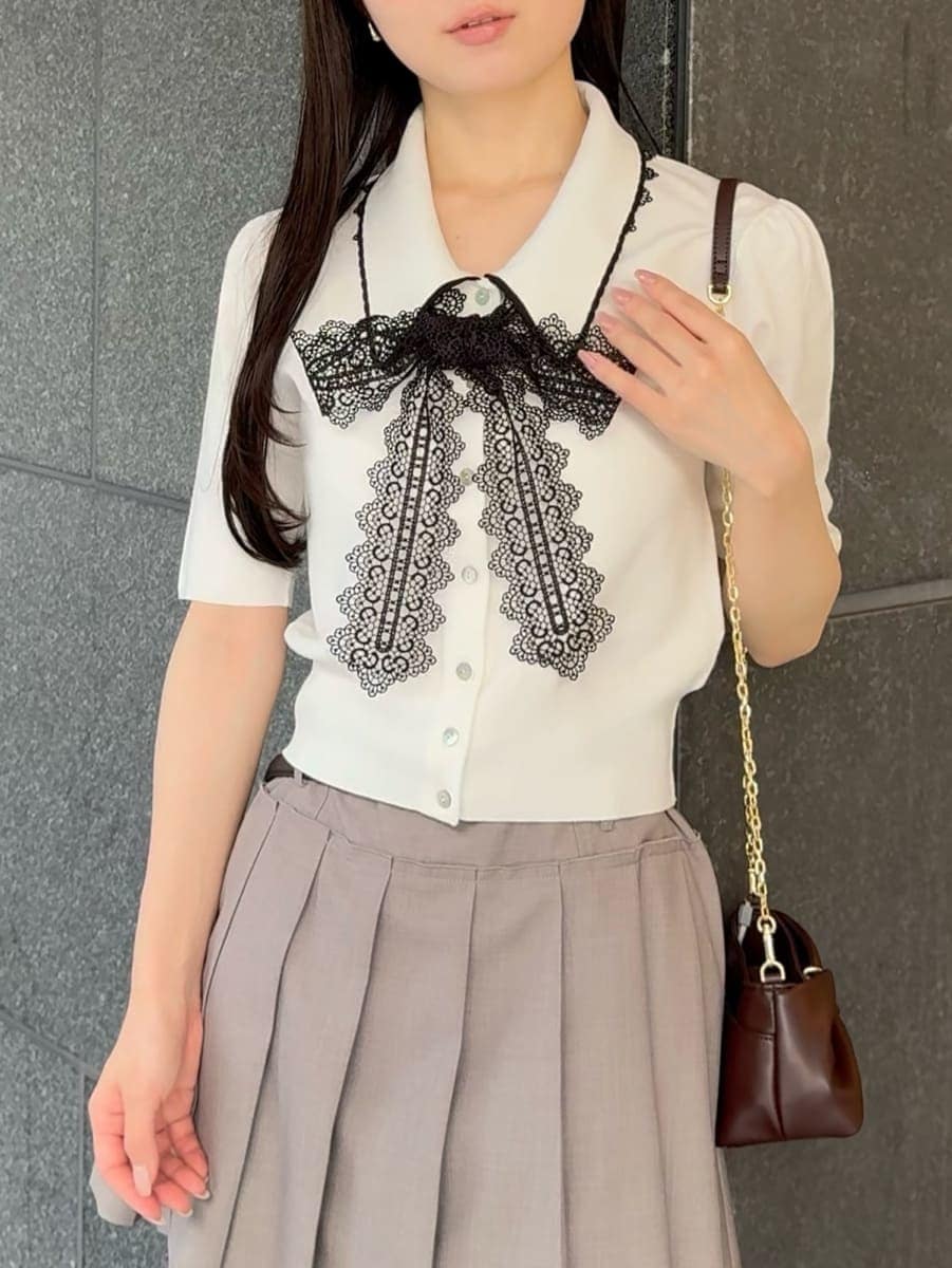 グレー系のその他パンツ、ホワイト系のニット/セーターを着用したレディースの夏コーディネートの5枚目の写真