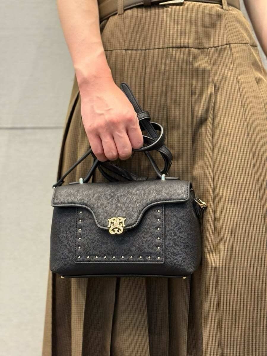 ブラウン系のTシャツ/カットソー、その他のスカート、ブラック系のショルダーバッグを着用したレディースの秋コーディネートの6枚目の写真