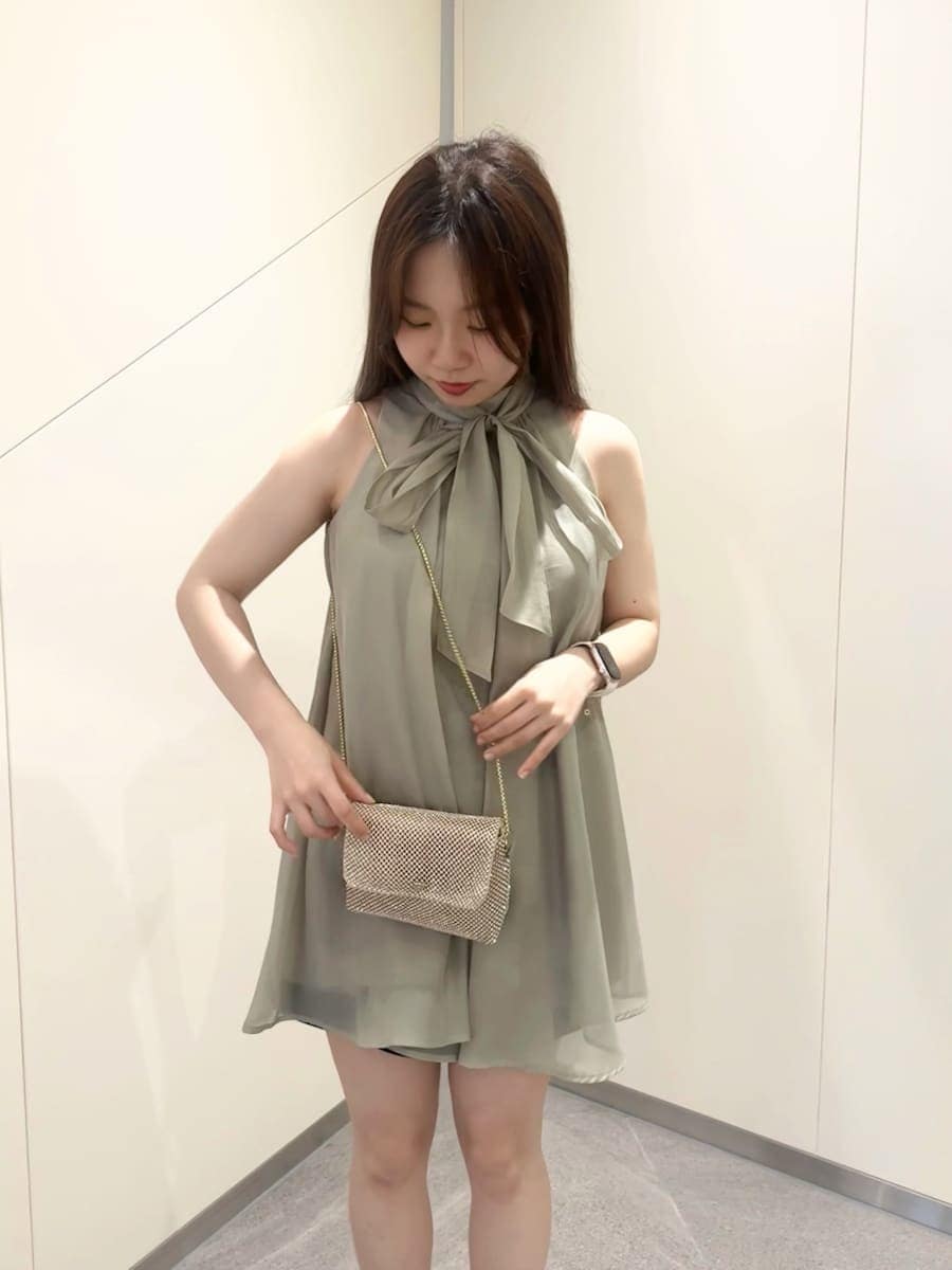 ブラック系のその他パンツ、グリーン系のシャツ/ブラウス、ブラック系のサンダルを着用したレディースの春コーディネートの6枚目の写真