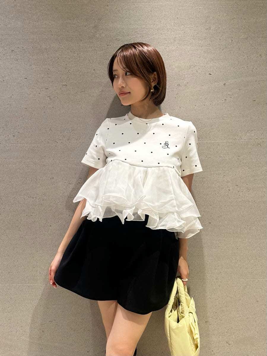 ブラック系のその他パンツ、その他のTシャツ/カットソーを着用したレディースの春コーディネートの3枚目の写真