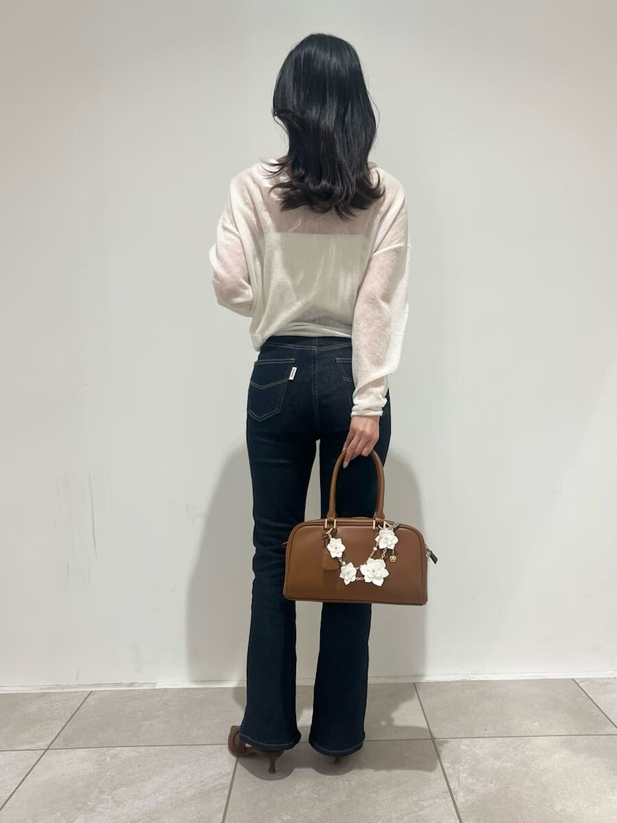 ブルー系のその他パンツ、ホワイト系のトレンチコート、ブラウン系のパンプスを着用したレディースの冬コーディネートの6枚目の写真