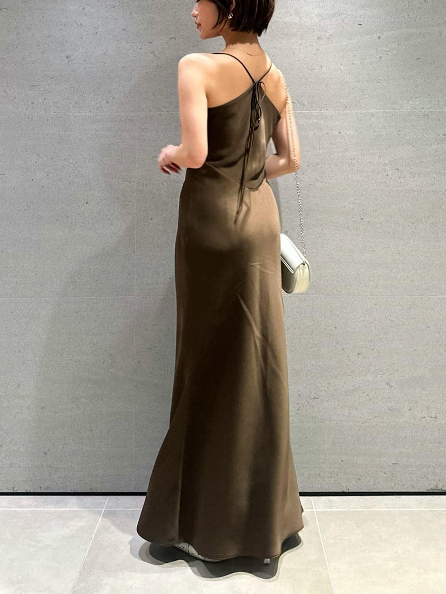 その他のパンプス、ホワイト系のショルダーバッグ、ブラウン系のワンピースを着用したレディースの春コーディネートの2枚目の写真